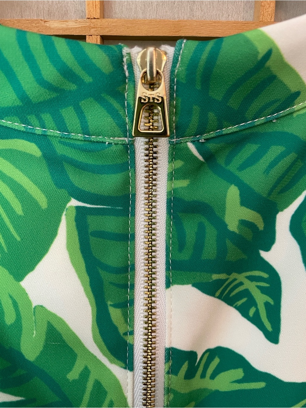Sail to Sable Banana Leaf Print with Crochet Trim Halter Top in Medium NWOT - Picture 9 of 13